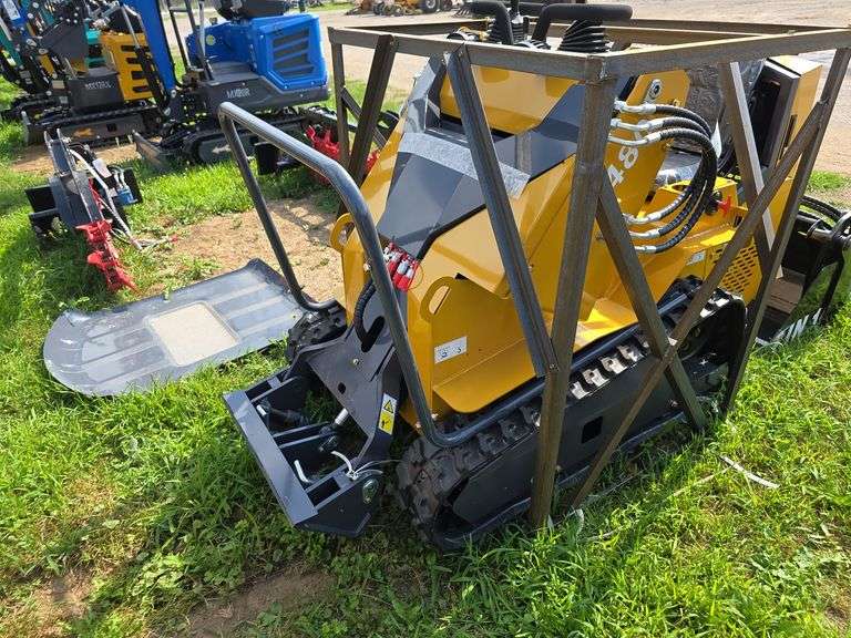 Infront YF480 Seated Mini Skid Loader w/ 4 in 1 Bucket