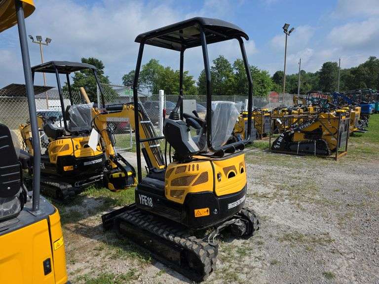 Infront YFE18 Mini Excavator w/ Thumb & Canopy