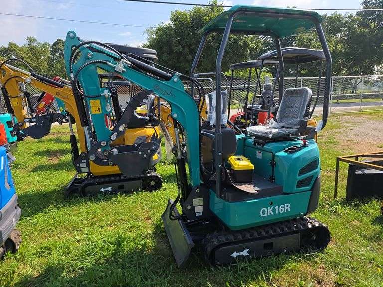 CFG QK16R Mini Excavator w/ Hyd. Thumb, Blade & Pilot Controls
