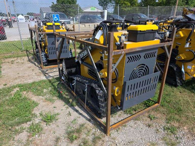 Infront YF380 Mini Skid Loader w/ 4 in 1 Bucket