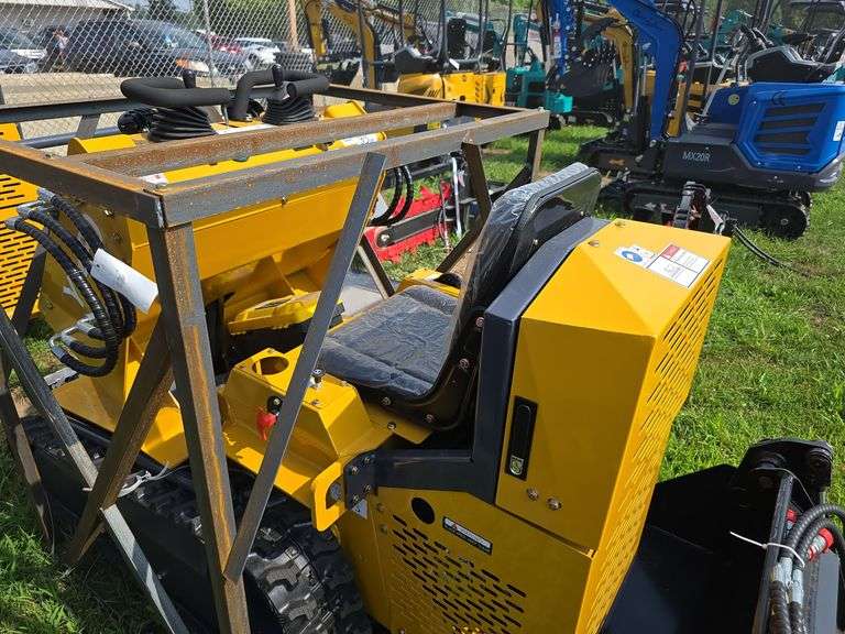 Infront YF480 Seated Mini Skid Loader w/ 4 in 1 Bucket
