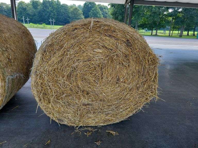 1 Round Bale Wheat Straw (4x4)