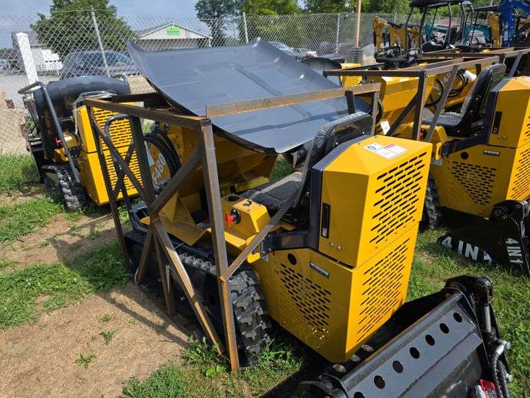 Infront YF480 Seated Mini Skid Loader w/ 4 in 1 Bucket