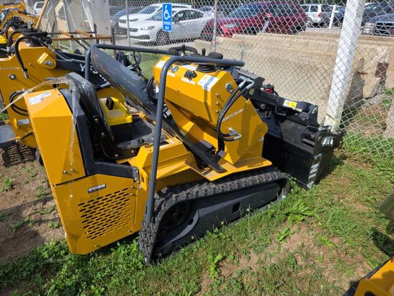 Infront YF480 Seated Mini Skid Loader w/ 4 in 1 Bucket