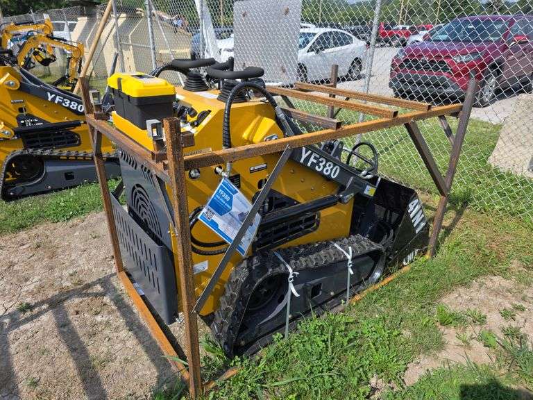 Infront YF380 Mini Skid Loader w/ 4 in 1 Bucket
