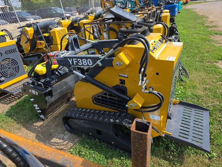 Infront YF380 Mini Skid Loader w/ 4 in 1 Bucket