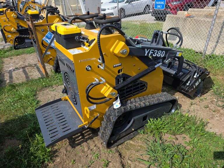 Infront YF380 Mini Skid Loader w/ 4 in 1 Bucket - Rogers Community ...