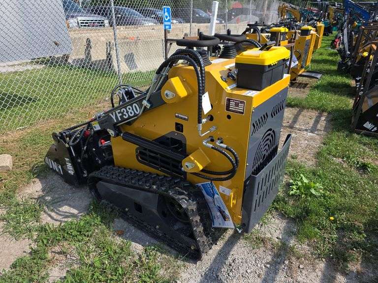 Infront YF380 Mini Skid Loader w/ 4 in 1 Bucket