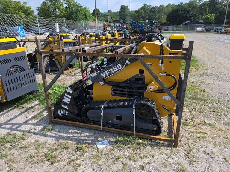 Infront YF380 Mini Skid Loader w/ 4 in 1 Bucket