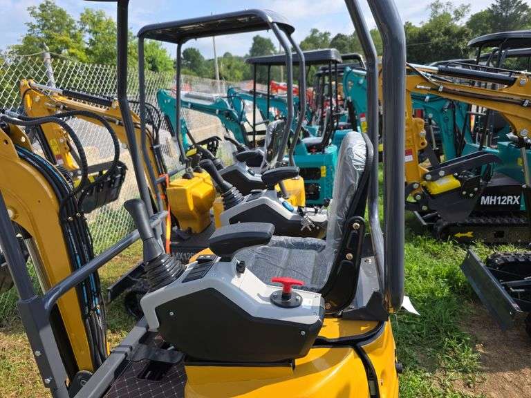 CFG QK18R Mini Excavator w/ Thumb, Pilot Controls & Blade