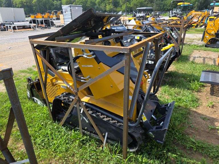 Infront YF480 Seated Mini Skid Loader w/ 4 in 1 Bucket