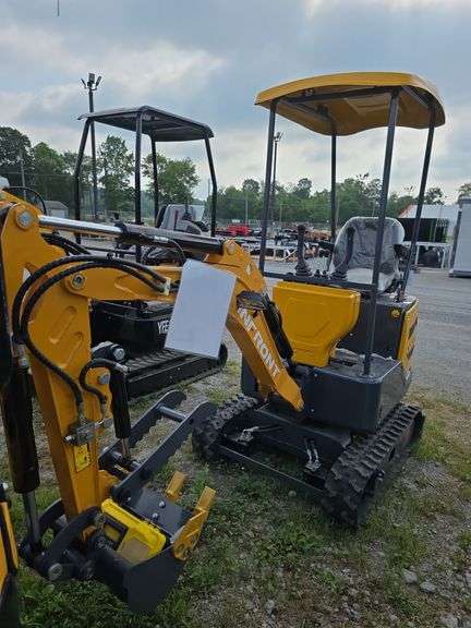Infront YFE15 Mini Excavator w/ Thumb & Canopy
