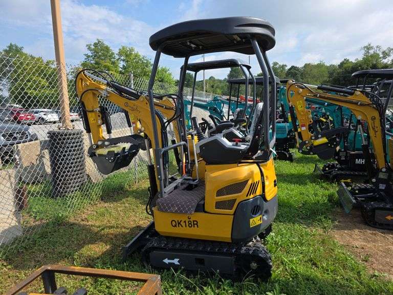 CFG QK18R Mini Excavator w/ Thumb, Pilot Controls & Blade