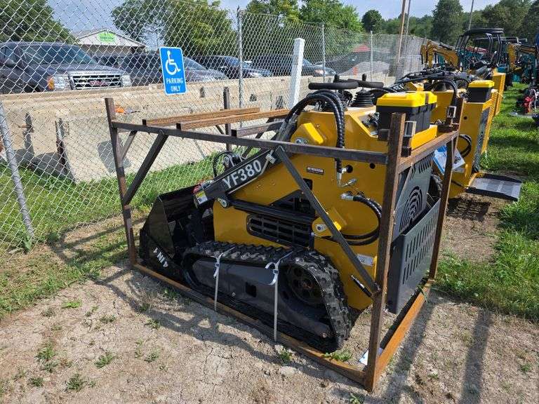 Infront YF380 Mini Skid Loader w/ 4 in 1 Bucket