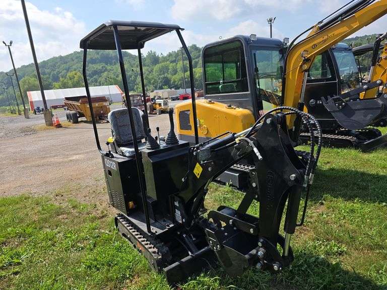 CFG QS12R Mini Excavator w/ Hyd. Thumb, Blade & Pilot Controls