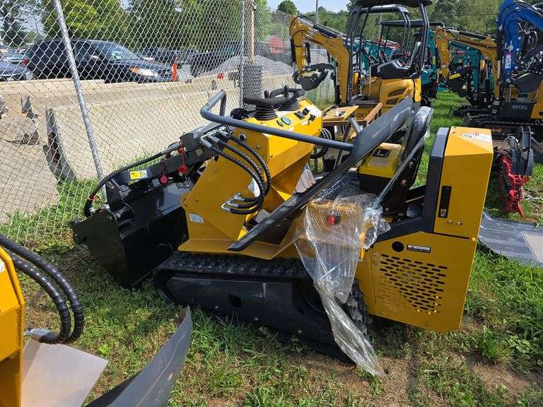 Infront YF480 Seated Mini Skid Loader w/ 4 in 1 Bucket