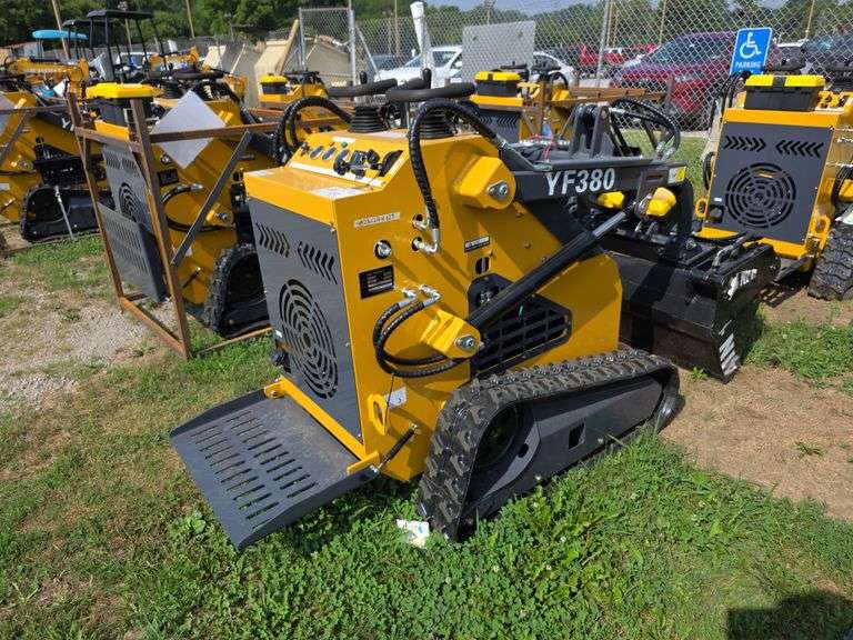 Infront YF380 Mini Skid Loader w/ 4 in 1 Bucket