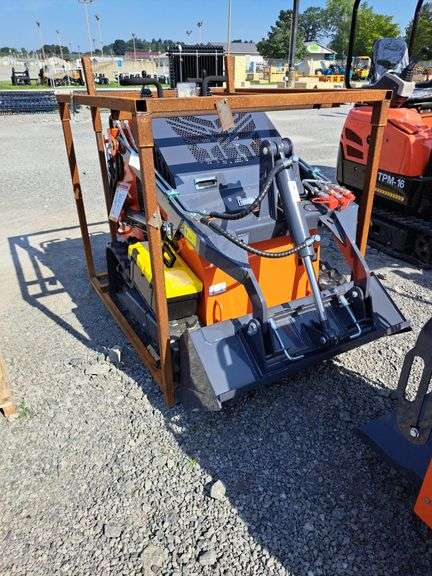 TPM T-460 Mini Skid Loader