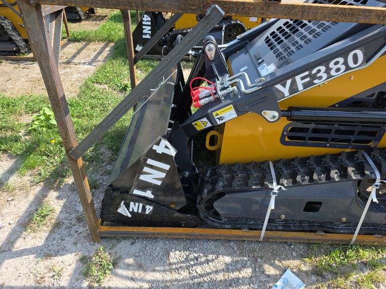 Infront YF380 Mini Skid Loader w/ 4 in 1 Bucket