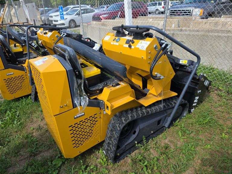 Infront YF480 Seated Mini Skid Loader w/ 4 in 1 Bucket