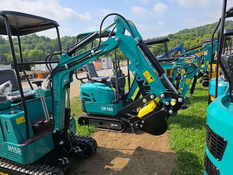 CFG H15R Mini Excavator w/ Thumb, Pilot Controls & Blade