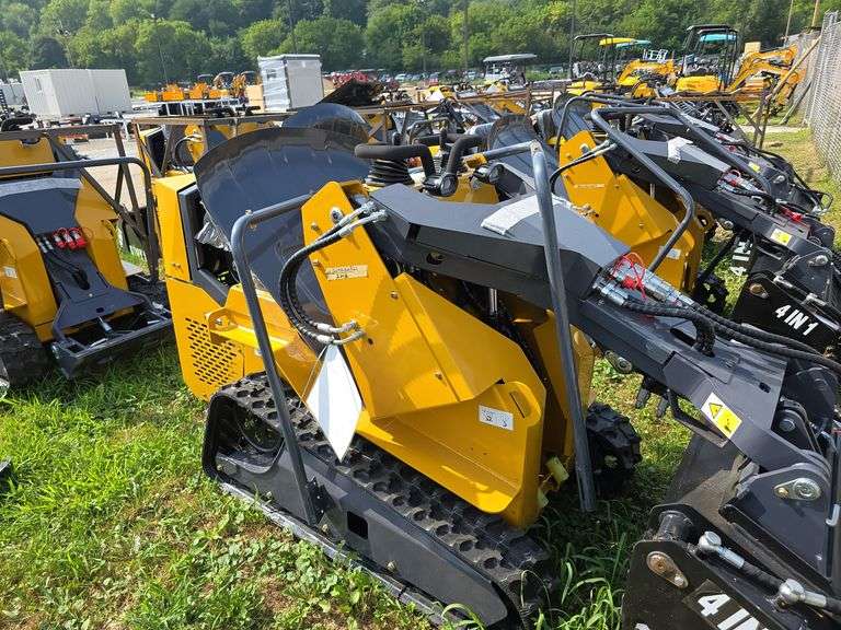 Infront YF480 Seated Mini Skid Loader w/ 4 in 1 Bucket