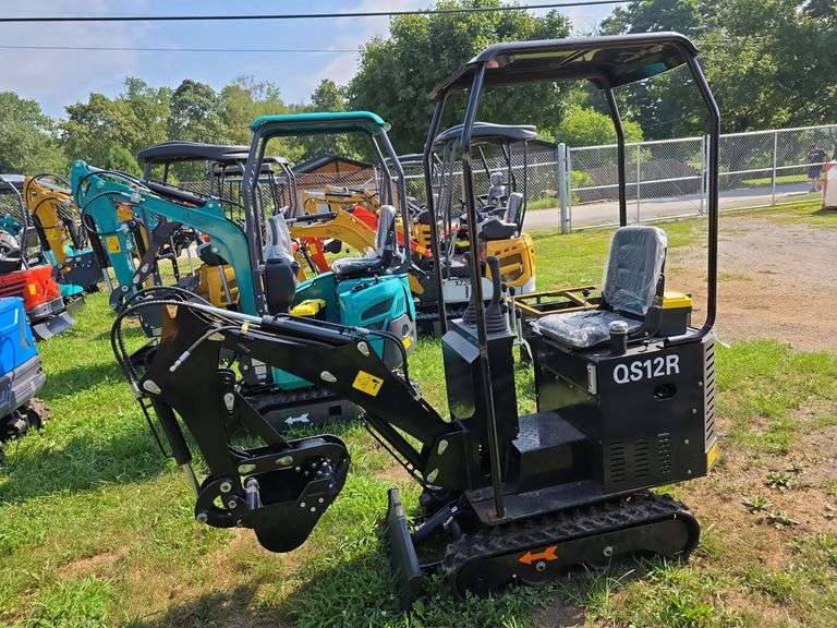 CFG QS12R Mini Excavator w/ Hyd. Thumb, Blade & Pilot Controls