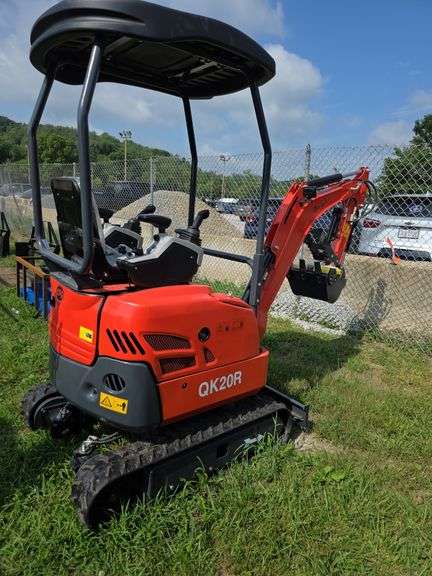 CFG QK20R Mini Excavator w/ Hyd. Thumb, Blade & Pilot Controls