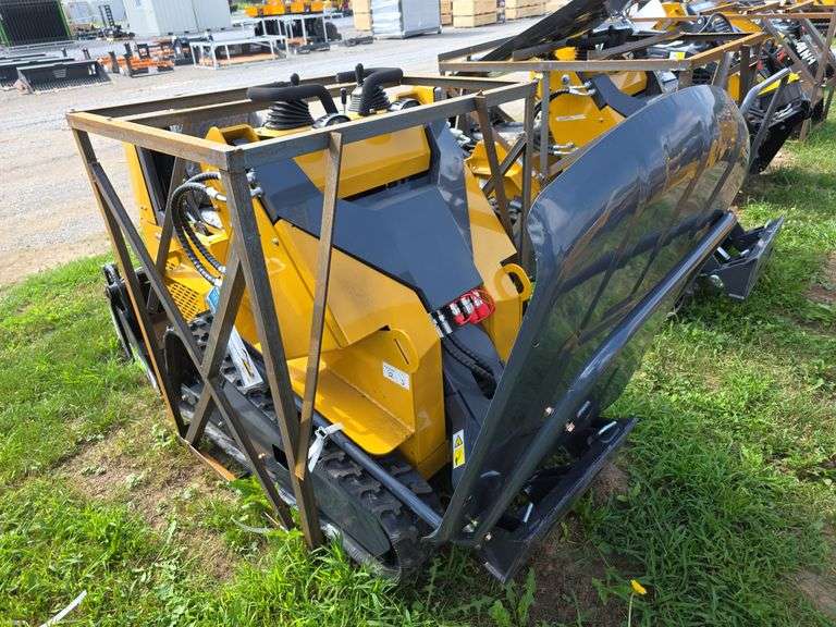 Infront YF480 Seated Mini Skid Loader w/ 4 in 1 Bucket