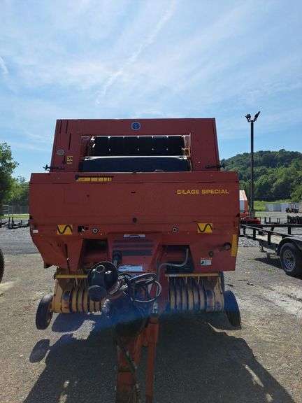 New Holland 648 Round Baler