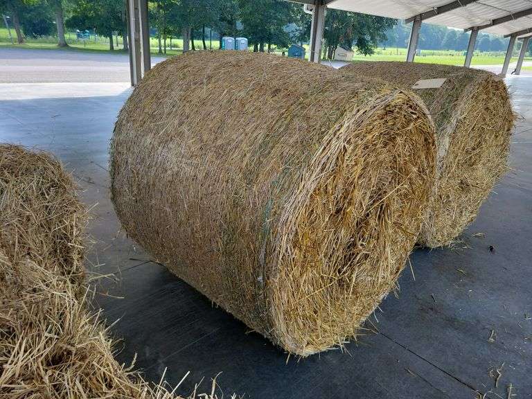 1 Round Bale Wheat Straw (4x4)