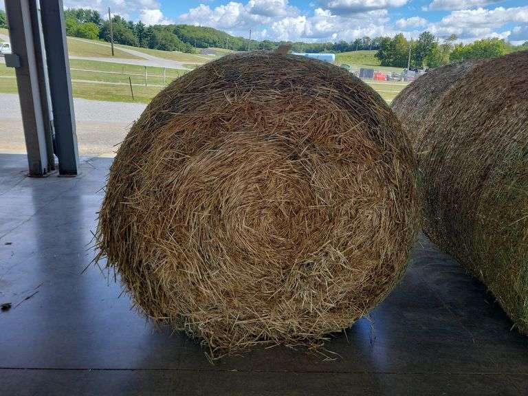 1 Round Bale Straw (4x5)