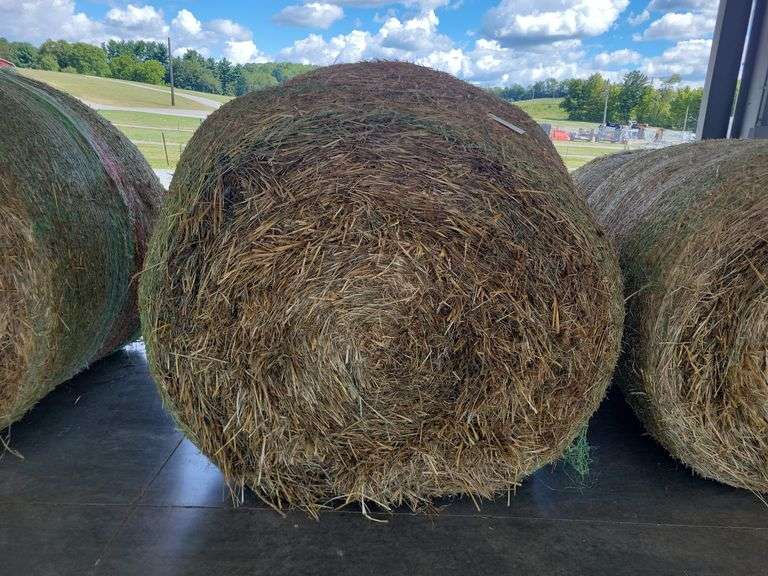 2 Round Bales Straw (4x5)