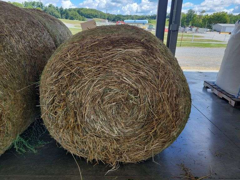 2 Round Bales Straw (4x4)