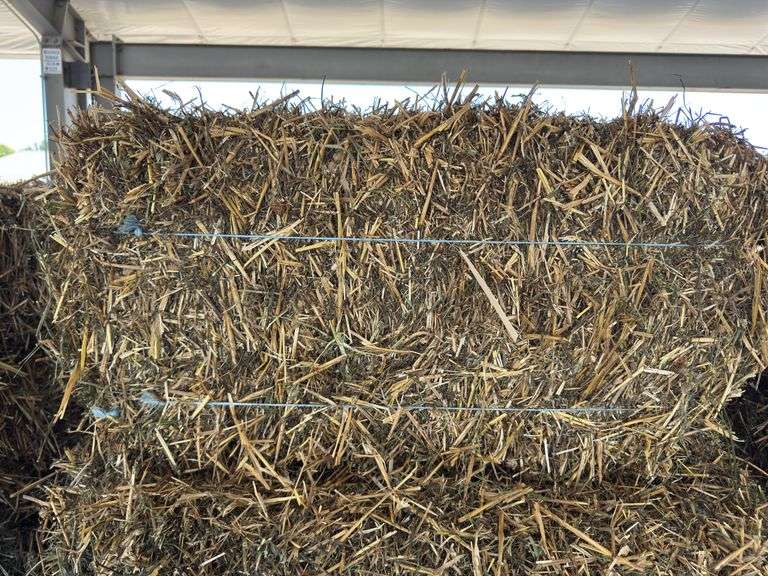 28 Bales Clover/Straw Mix