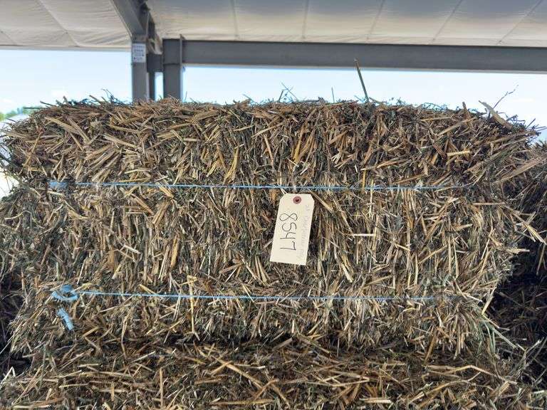 28 Bales Clover/Straw Mix