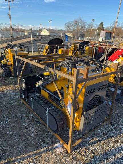Infront YF380 Mini Skid Loader w/ 4 in 1 Bucket