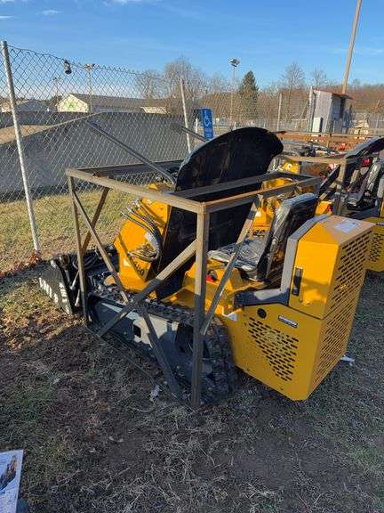 Infront YF480 Seated Mini Skid Loader w/ 4 in 1 Bucket