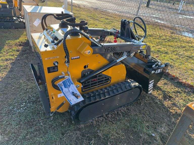 Infront YF380 Mini Skid Loader w/ 4 in 1 Bucket