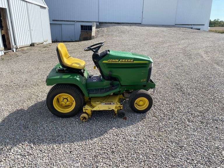 John Deere 345 Riding Lawnmower