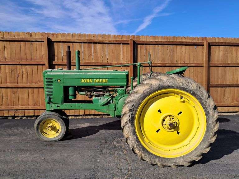 John Deere   B  2WD Tractor