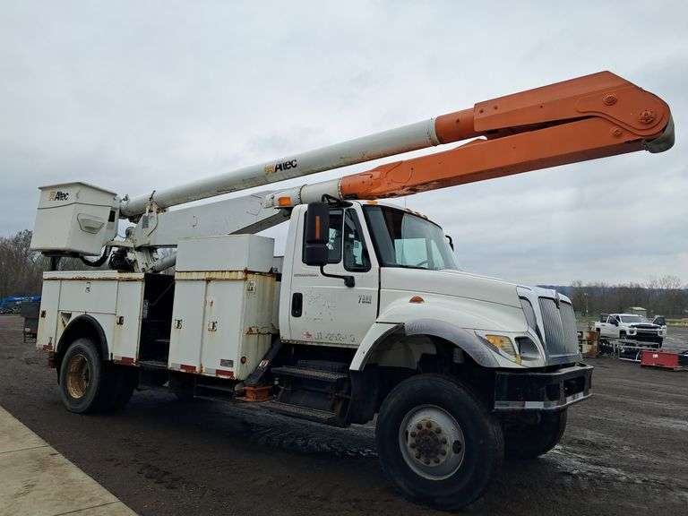 2003  International  7300  Bucket Truck
