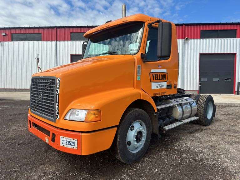 2007  Volvo  VNM200  Semi Truck