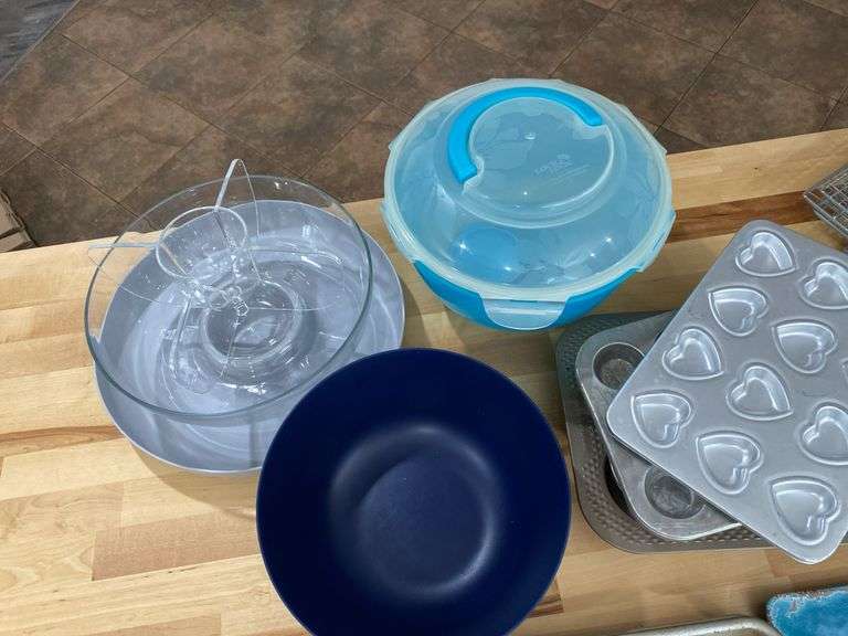 Mixing Bowls, Cookie Sheets, Wire Racks & Oven Pans