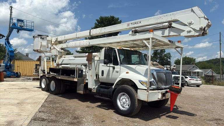 2007  International  7400  Bucket Truck