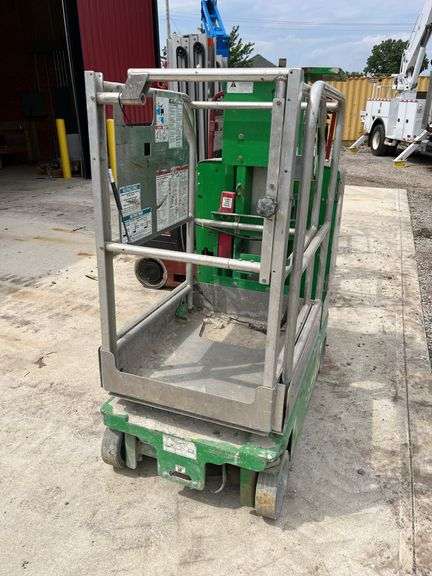 Genie  Rounabout  Personnel Lift