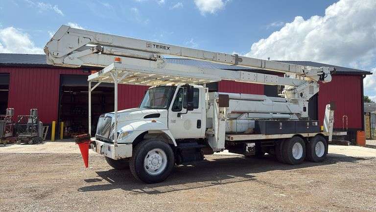 2007  International  7400  Bucket Truck