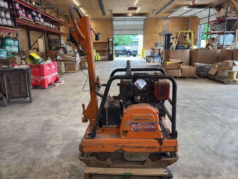 Mikasa Model MVH-402DS Reversible Plate Compactor