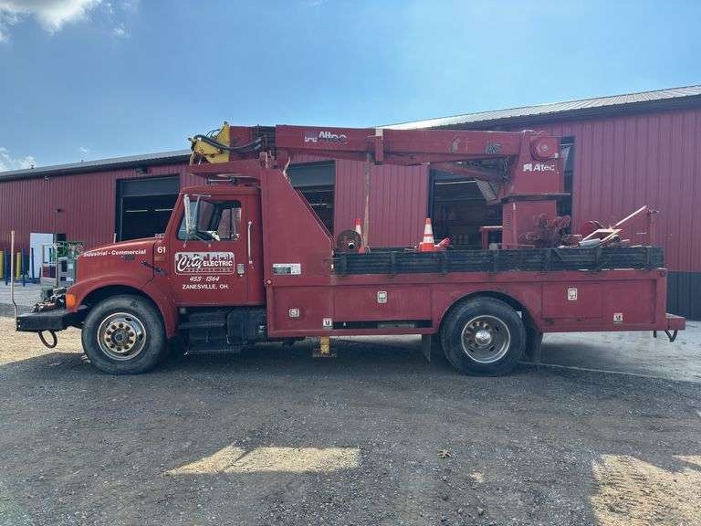 International  4900  Derrick Truck