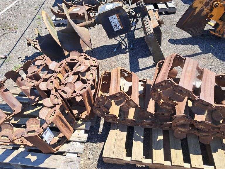 Bobcat  773  Bolt Over Tire Metal Tracks